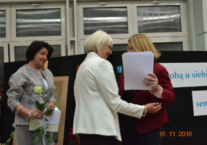 Dyrektor szkoły Barbara Makowska wręcza podziękowanie byłej dyrektor Jolancie Swiryd, z lewej strony Ewa Kowalska koordynator Konkursu